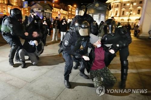 우크라 침공 반대 시위대 체포하는 러시아 경찰 [연합뉴스]
