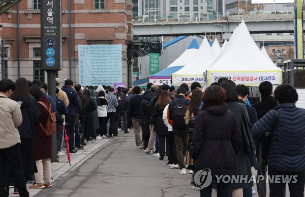 14일 서울역 광장에 마련된 코로나19 임시 선별검사소에 시민들이 PCR(왼쪽) 혹은 신속항원검사(오른쪽)를 받기 위해 줄을 서서 기다리고 있다. [사진=연합뉴스]