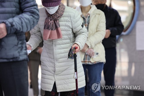사진은 지난 9일 경기도 한 투표소에서 투표 차례를 기다리고 있는 노인 모습. [연합뉴스]