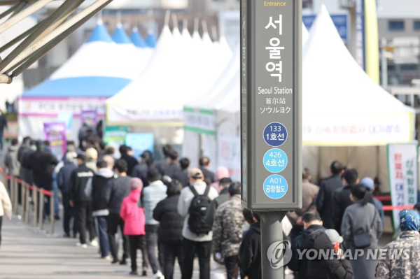 21일 오전 서울역 선별진료소를 찾은 시민들이 검사 순서를 기다리고 있다. 중앙방역대책본부는 21일 0시 기준 코로나19 신규 확진자가 20만9,169명 집계됐다고 밝혔다.