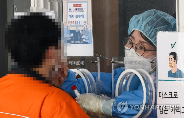 지난 29일 오전 서울 중구 서울역 선별진료소에서 관계자가 PCR 검사를 시행하고 있다. [사진=연합뉴스]