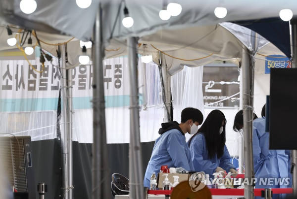 지난달 31일 오전 서울역광장에 설치된 코로나19 임시선별검사소에서 관계자가 검사를 준비하고 있다. [사진=연합뉴스]