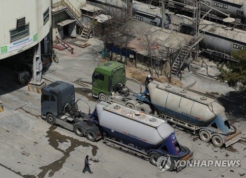 러시아의 우크라이나 침공 사태로 비료는 물론 시멘트 등 건설자재 수급 불안이 커지고 있다. 서울시내 한 시멘트공장에 시멘트 수송을 위한 화물트럭과 열차가 세워져 있다. [연합뉴스]