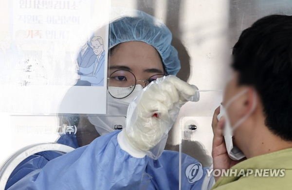 6일 오전 서울역 임시 선별검사소에서 한 시민이 코로나19 검사를 받고 있다. [사진=연합뉴스]
