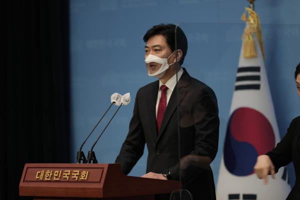 유정현 전 의원이 서울 서초구창장 출마 선언을 하고 있다.