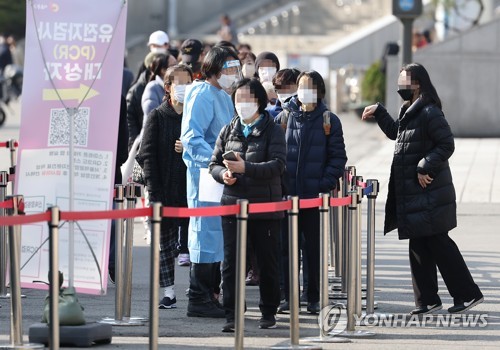 코로나19 확진자 수가 48일 만에 10만명 아래로 떨어졌다. 서울역 광장에 설치된 코로나19 임시선별 검사소를 찾은 시민들이 검사를 기다리고 있다. [연합뉴스]