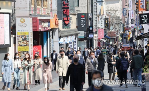 정부는 이번 주 '엔데믹'으로 가기 위한 새로운 거리두기 방안을 발표할 예정이다. 서울 인사동 거리에 시민들이 걸어가고 있다. [연합뉴스]