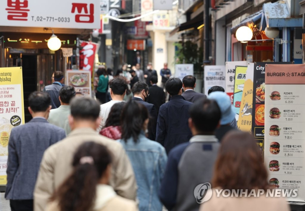 지난 12일 서울시청 인근 직장인들이 점심 식사를 하기 위해 식당가로 향하고 있다. [사진=연합뉴스]