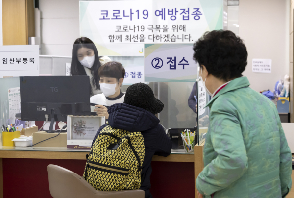 60세 이상 고령층을 대상으로 한 코로나19 백신  4차  접종이 시작된 14일 오후 서울의 한 의료기관에서 어르신들이 백신을 맞기 위해 접수를 하고 있다. [사진=연합뉴스]