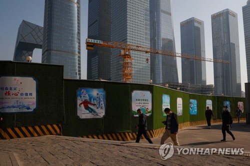 20일 중국 베이징 중심 상업지구의 한 건설공사장 주변으로 행인들이 지나가고 있다. [EPA=연합뉴스]