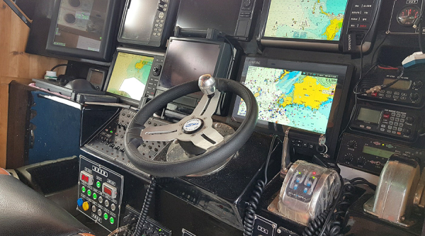 항공모함호의 조타실에 있는 각종 계기(어군탐지기. GPS 프로타, 레이다, 무전기, 단거리송수신기, 장거리송수신기 등)