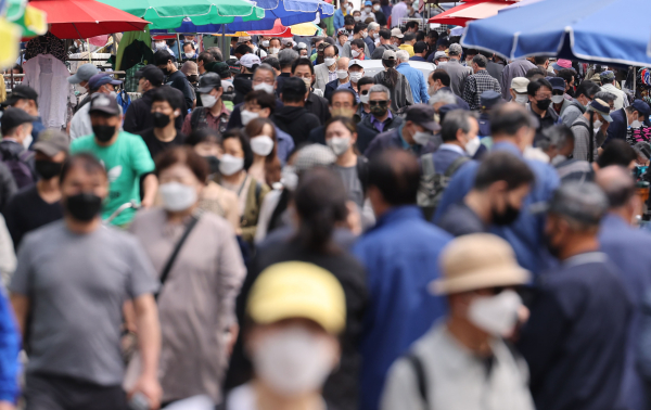 정부가 다음 주부터 야외  마스크  착용 의무를 해제하는 방안을 검토 중인 것으로 알려진 가운데 28일 오후 서울 종로구 동묘 시장에  마스크 를 쓴 시민들이 걸어가고 있다. [사진=연합뉴스]
