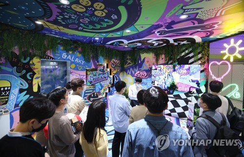 서울 강남구 삼성동 코엑스에서 열린 2022 월드IT쇼에서 방문객들이 삼성전자 부스를 둘러보고 있다. [연합뉴스]