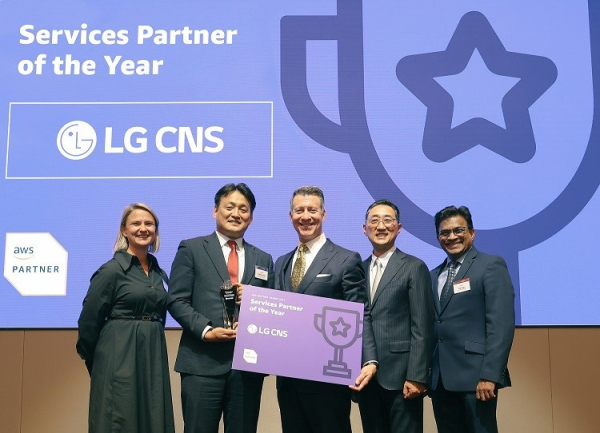 LG CNS가 12일 열린 'AWS 파트너 서밋 코리아 2022'에서 'Services Partner of the Year'를 수상하고 있다. (사진 왼쪽 두번째부터) LG CNS 클라우드사업부장 김태훈 상무, AWS 아시아태평양 및 일본 대표 필 데이비스(Phil Davis), AWS코리아 함기호 대표). [사진=LG CNS]