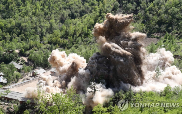 지난 2018년 북한의 풍계리 갱도 폭파 당시 모습. [사진=공동취재단]