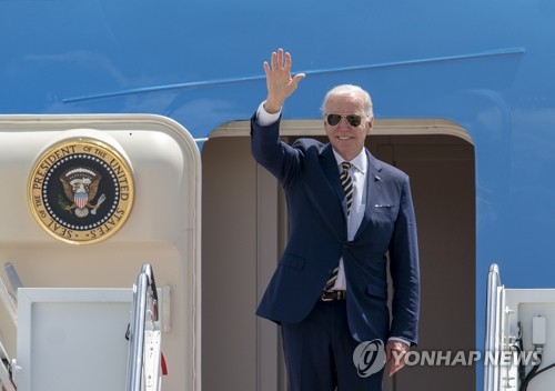 조 바이든 미국 대통령이 19일(현지시간) 메릴랜드주 앤드루스 공군기지에서 한일 순방을 위해 전용기인 에어포스원에 오르며 손을 흔들고 있다. [AP=연합뉴스]