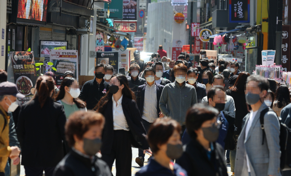 마스크를 착용한 채 거리를 걷는 사람들. [사진=연합뉴스]
