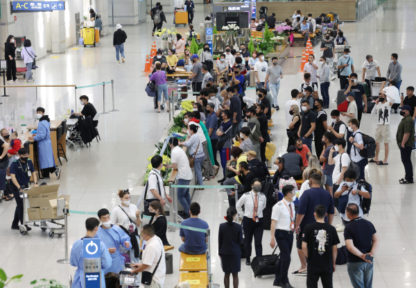3일 인천국제공항 제1터미널 입국장이 해외 입국자와 환영객으로 붐비고 있다. [사진=연합뉴스]