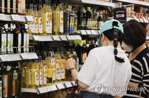서울 시내 대형마트 식용유 판매대에서 시민들이 장을 보고 있다. 곡물 등 국제 원자재 가격이 오르면서 가공식품 물가도 10년 4개월만에 가장 크게 상승했다. [연합뉴스]