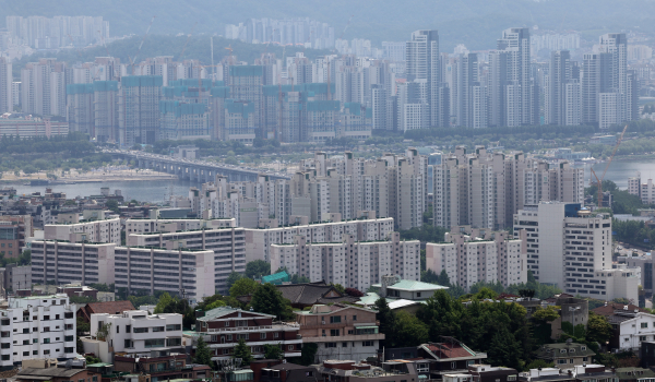 새 정부 공약인 주택 250만호 공급 계획은 이번 경제정책발표에서 빠졌다. 사진은 서울시내 아파트 단지. [연합뉴스]