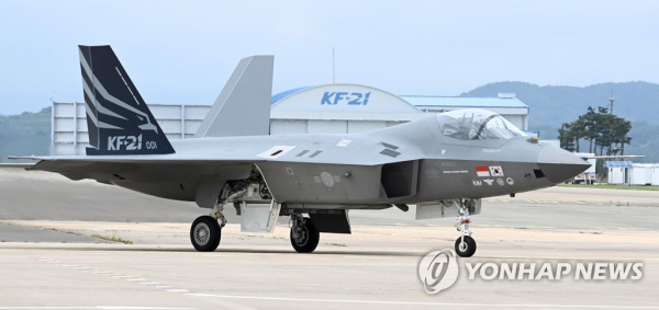 한국항공우주산업이 KF­21 1호기를 생산 완료하고 지상 테스트를 시작한 지난 6일 테스트 파일럿이 Ramp Taxi를 하고 있다. [연합뉴스]