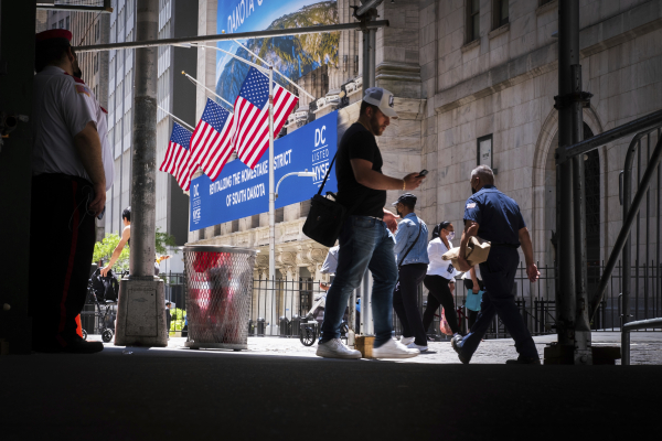 미국 뉴욕에 있는 뉴욕 증권거래소 건물 앞으로 행인들이 지나가고 있다. [AP=연합뉴스]