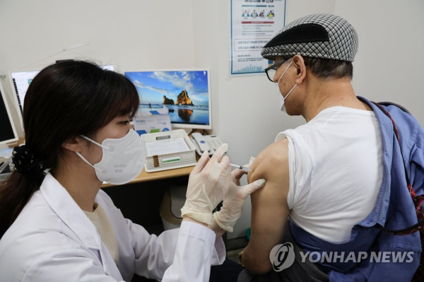 지난 4월 서울 강서구 부민병원에서 한 시민이 백신을 접종받고 있다. [사진=연합뉴스]