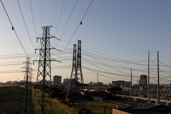 폭염이 지속하고 있는 미국 텍사스주의 댈러스에 전기를 공급하고 있는 전기줄 모습. [사진=연합뉴스]