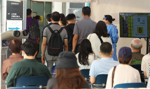 코로나 19가 다시 확산하고 있는 12일 오전 서울 강남구보건소에 마련된 선별진료소를 찾은 시민들이 검사 순서를 기다리고 있다. [사진=연합뉴스]