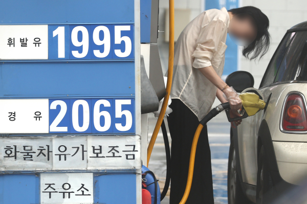 2024년 말까지 유류세 탄력세율이 50%(종전 30%)로 확대된다. 서울시내 한 주유소에서 주유하는 시민. [연합뉴스]