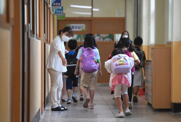 교실로 향하는 초등학생들. [사진=연합뉴스]