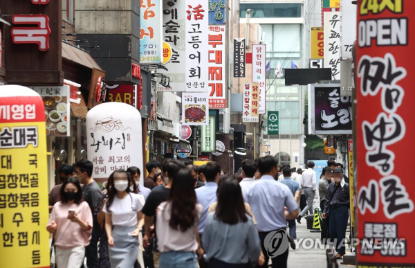 많은 식당들이 일 할 사람을 구하지 못해 어려움을 겪는 것으로 나타났다. 서울 시내 식당가 모습. [연합뉴스]