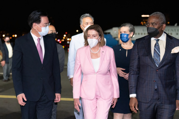 낸시 펠로시(가운데) 미국 하원의장이 2일(현지시간) 밤 대만 타이베이 쑹산공항에 도착, 환영나온 인사들과 함께 이동하고 있다. 미국 권력 서열 3위인 펠로시 의장은 중국의 강력 반발에도 이날 대만 땅을 밟았다. [AFP=연합뉴스]