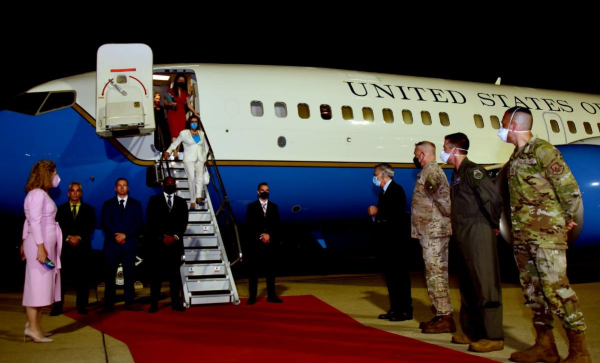 미국 권력서열 3위인 낸시  펠로시  하원의장이 3일 오후 경기 오산 미 공군기지에 도착해 필립 골드버그 주한미국 대사, 폴 라카메라 주한미군사령관의 영접을 받고 있다. [사진=연합뉴스]