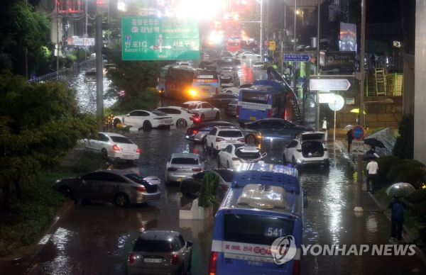 폭우가 내린 지난 8일 밤 서초대로 차량이 뒤엉켜 있다. [사진=연합뉴스]