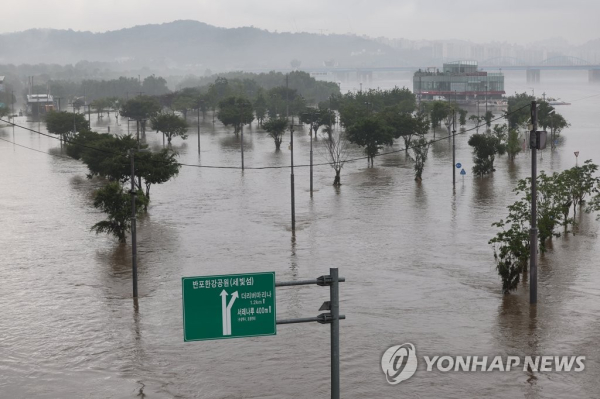 11일 오전 불어난 물에 서울 반포한강공원이 잠겨 있다. [사진=연합뉴스]