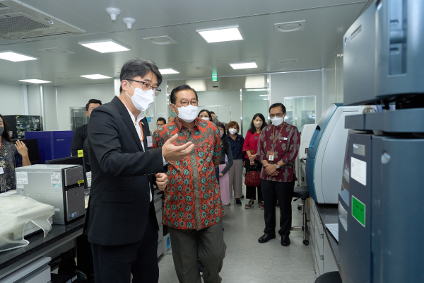 간디 술리스티얀토 주한 인도네시아 대사가 이영진 대웅제약 세포치료센터장에게 바이오 연구실에 대한 설명을 듣고 있다. [사진=대웅제약]