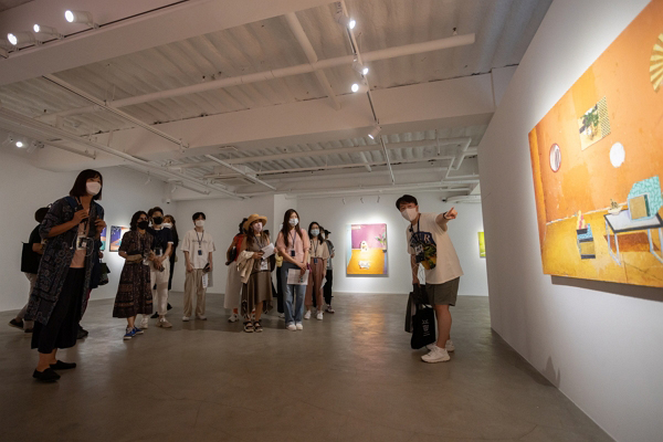 2022 미술주간 관람객들이 미술여행 프로그램 중 청담코스를 전시해설사와 함께 둘러보고 있다. [사진=(재)예술경영지원센터 제공]