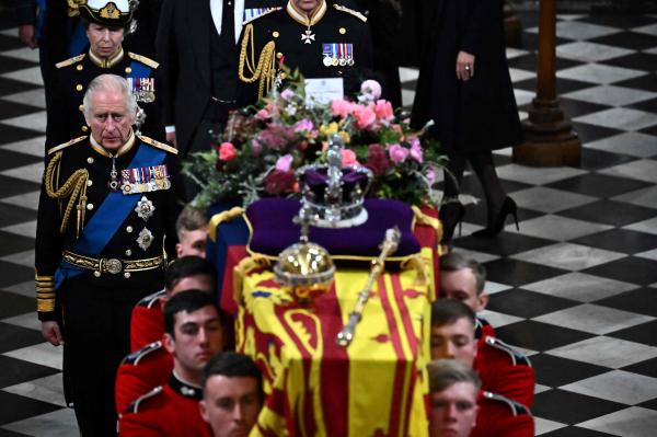 19일(현지시간) 찰스 3세 영국왕(왼쪽)과 앤 공주가 모후 엘리자베스 2세의 시신이 담긴 관을 따라 장례식이 거행된 웨스트민스터 사원을 나서고 있다. [런던 로이터=연합뉴스]