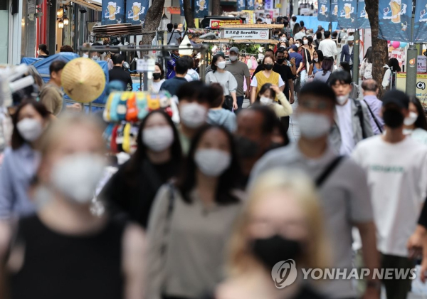 오는 26일부터 실외마스크 의무가 완전 해제된다. 사진은 지난 20일 오후 서울 명동거리에서 마스크를 쓴 시민들의 모습. [사진=연합뉴스]