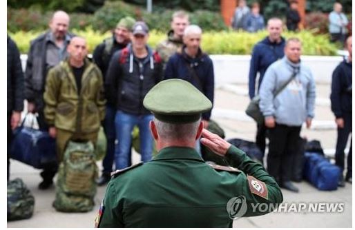 징집된 예비군에 경례하는 러시아 군인[로이터 연합뉴스 자료사진.