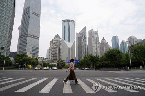 중국 상하이 도심의 텅 빈 도로를 한 행인이 건너고 있다. [로이터=연합뉴스]