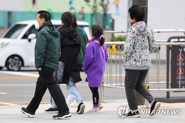 서울 아침 기온이 9도까지 떨어지며 쌀쌀한 날씨를 보였던 지난 10일 오전 시민들이 서울 종로구 광화문광장에서 주머니에 손을 넣고 길을 건너고 있다. [사진=연합뉴스]
