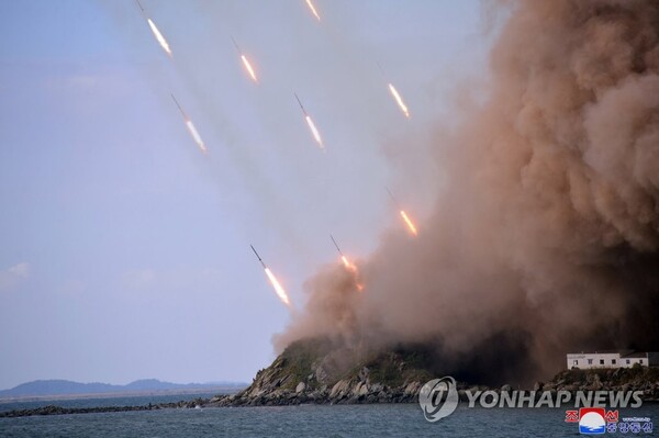 북한이 이달 10일 '전술핵운용부대' 훈련이라며 공개한 포사격 사진. [연합뉴스]