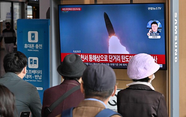 28일 서울의 한 철도역에서 TV를 통해 북한 탄도미사일 시험발사 방송을 지켜보고 있는 시민들. [사진=연합뉴스]