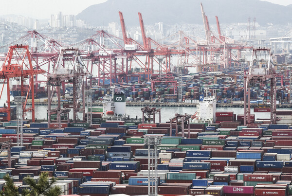 통계청은 9월 산업활동동향에 분석 결과, 생산·소비·투자가 모두 감소했다고 31일 밝혔다. 사진은 수출입 관련 무역항구 모습. [사진=연합뉴스]