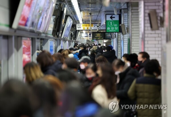 서울지하철 신도린역에서 사람들이 열차를 기다리고 있다. [연합뉴스]