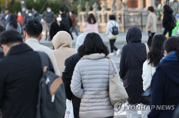 기온이 큰 폭으로 떨어진 4일 오전 두꺼운 복장의 시민들이 서울 광화문 사거리를 지나고 있다. [사진=연합뉴스]