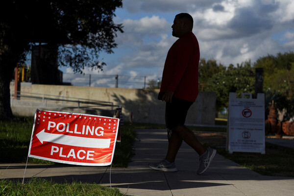 미국 텍사스주 맥앨런에서 한 유권자가 중간선거 투표를 위해 줄을 서서 기다리고 있다. [로이터=연합뉴스]