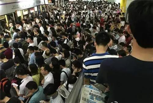 중국이 인구 수 1위 자리를 지켰다. 선전 시내 지하철 승강장 모습. [바이두 캡처=연합뉴스]